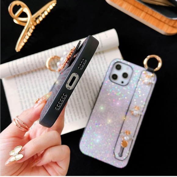 iPhone 13 6.1in Gold Case - Picture 3 of 6